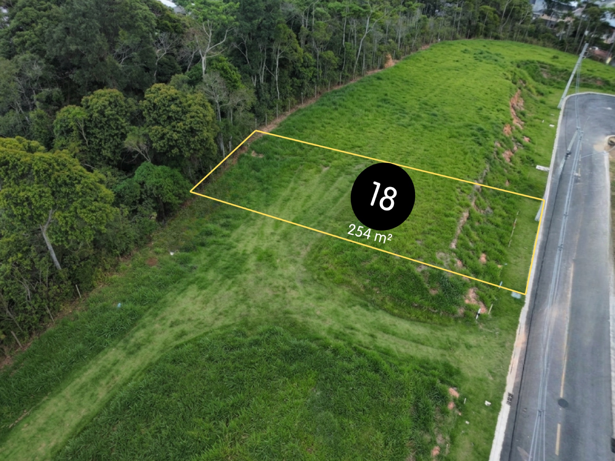 Terreno plano do Jardins da Serra Village com vista para o Dedo de Deus