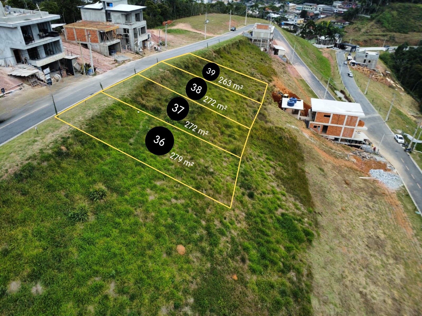 Lotes 36, 37, 38 e 39 do Jardins da Serra Village, de 263 a 279 m², com a serra livre à frente
